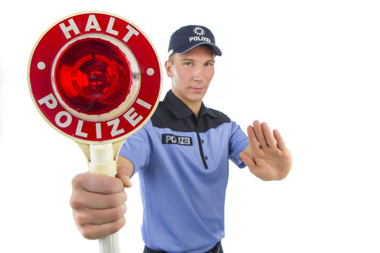Polizist in Uniform stoppt