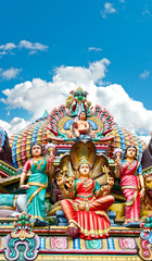 Fototapeta na wymiar hinduskiej świątyni w Singapurze nad piękne błękitne niebo