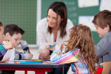 lehrerin und schüler in der grundschule