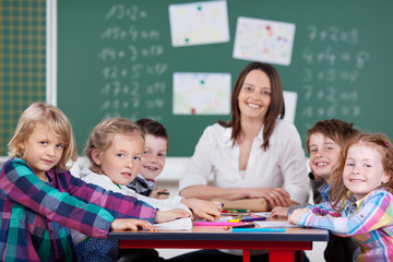 Fototapeta na wymiar schüler und lehrerin