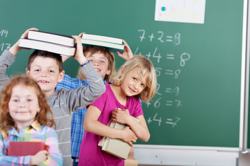 schulkinder mit büchern