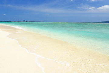 水納島の綺麗なビーチと透明な波
