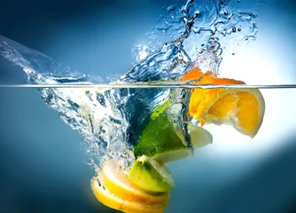 Gordijnen Citrus valt in het water © Ievgen Skrypko