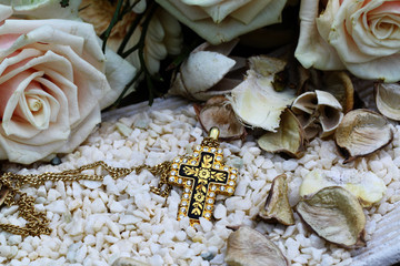 Goldene Kreuzkette