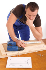 Mann plant Arbeitsschritt