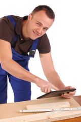 Handwerker mit Tablet-PC