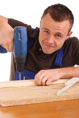 Azubi beim Schrauben