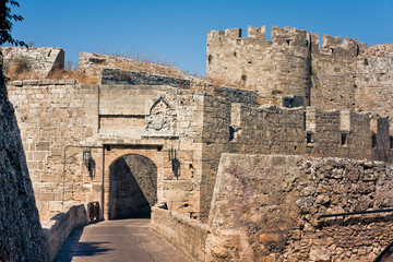 Fototapeta na wymiar Starożytne mury miejskie z Rodos
