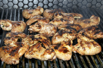 крылья готовятся на гриле