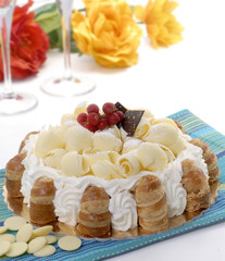 Pastel de crema y chocolate blanco con frutas.