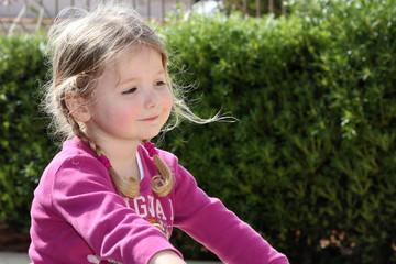 Bambina sorridente in giardino