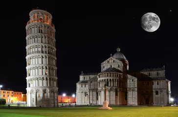 Afwasbaar Fotobehang De scheve toren Scheve toren op het Piazza dei Miracoli in Pisa, Italië