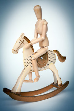 cavallo a dondolo con manichino