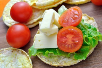 Gallette di mais con pomodorini e formaggio