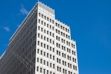Obraz premium Skyscraper in front of a blue sky