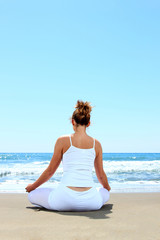 Fototapeta na wymiar Young woman practicing yoga