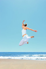 Obraz premium young beautiful woman jumping