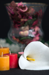 Obraz na płótnie Canvas Composizione con potpourri, fiore di calla e candele