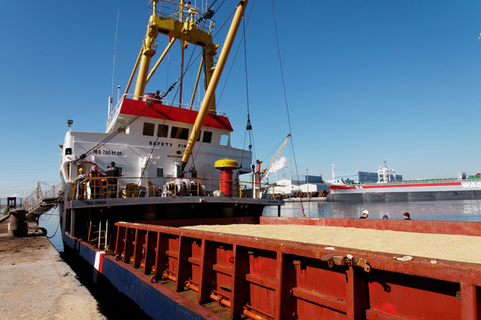 In porto con la stiva aperta