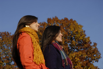 Amigas disfrutando al aire libre en otoño.