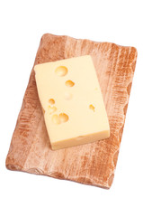 Emmentaler Käse mit Holzbrett