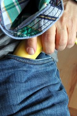 Hand zieht Banane aus blue jeans cow boy