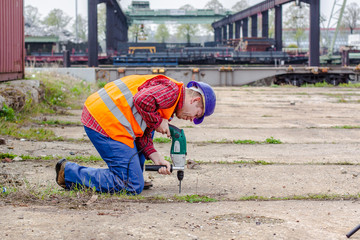 Arbeiter mit Bohrmaschine (4)