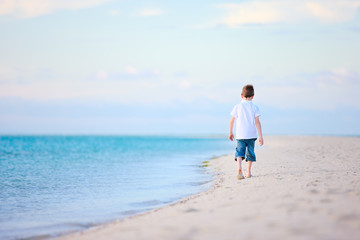 Fototapeta na wymiar Little boy at beach