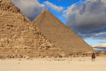 Fototapeta na wymiar Piramida Chefrena i piramida Cheopsa w Egipcie