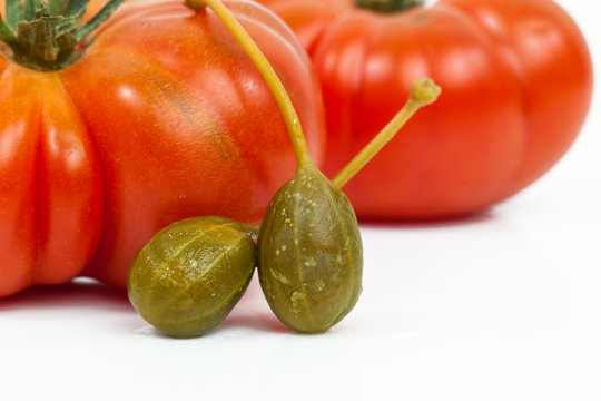 Kapern und Tomaten