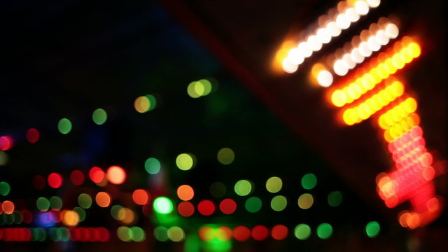 Sich schnell im Takt bewegende bunte Lichter