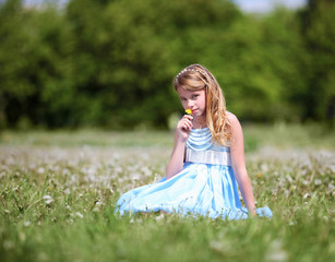 Fototapeta na wymiar girl in the park