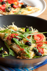 Omlet z pomidorami, oliwkami i rucolą