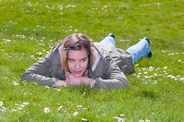 Junge Frau, liegend auf Fr&uuml;hlingswiese