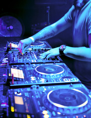 Dj mixes the track