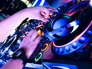 Dj mixes the track