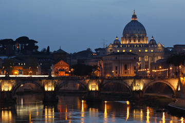 Fototapeta na wymiar Watykan widziany z Tybru o zachodzie słońca.