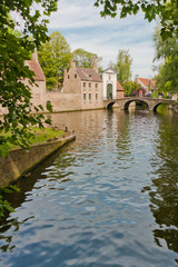 Fototapeta na wymiar Brugia (Brugge), Beguinage i kanał