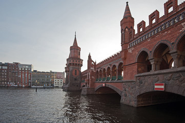 Obraz premium Berlin Osthafen - Blick von der Spree auf die Oberbaumbrücke
