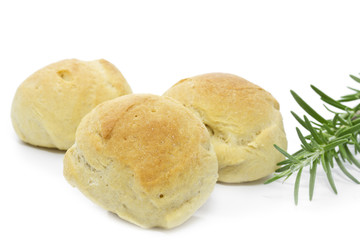 Olivenbrötchen auf weißem Hintergrund