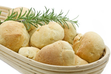 Olivenbrötchen in einem Brotkorb
