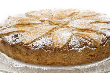 Ganzer Rübli-Pie Kuchen auf einer Glasplatte