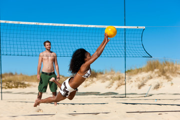 Freunde spielen Beachvolleyball