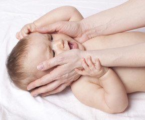 Fototapeta na wymiar ręce matki stara się uspokoić wściekły dziecko