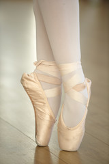 Punte di piedi di ballerina classica su fondo sfuocato © Marco Rossato