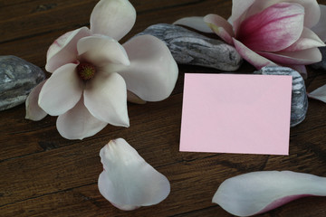 Leere Karte mit Magnolienblüten