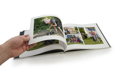 Tourner les pages d'un album photo - livre photo - obrazy, fototapety, plakaty