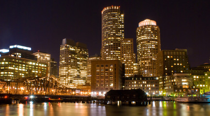 Obraz premium View ofthe skyline of Boston Massachusetts at night.