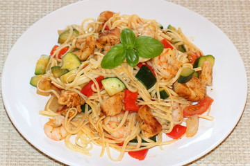 Nudelpfanne mit Huhn Scampi und Gemüse