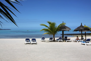 Leere Sonnenliegen am Strand von Mauritius